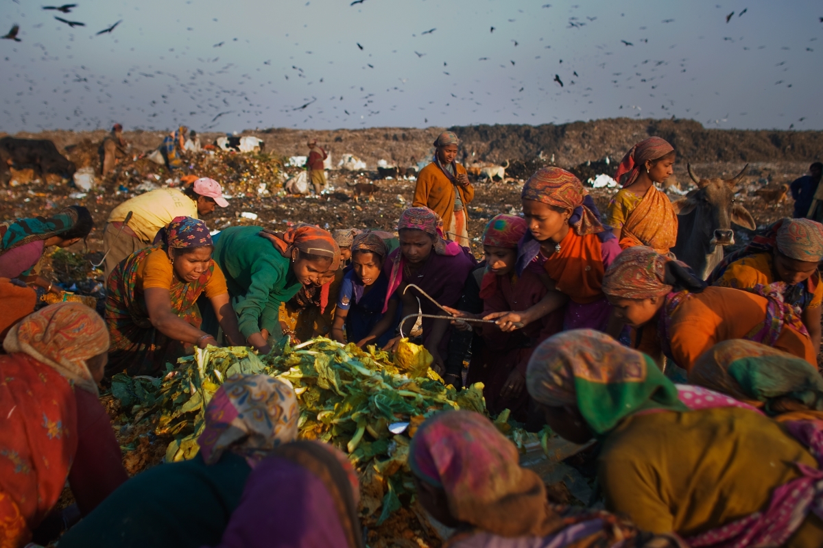 Жени в Индия ровят в сметище, в търсене на отпадъци за рециклиране. 