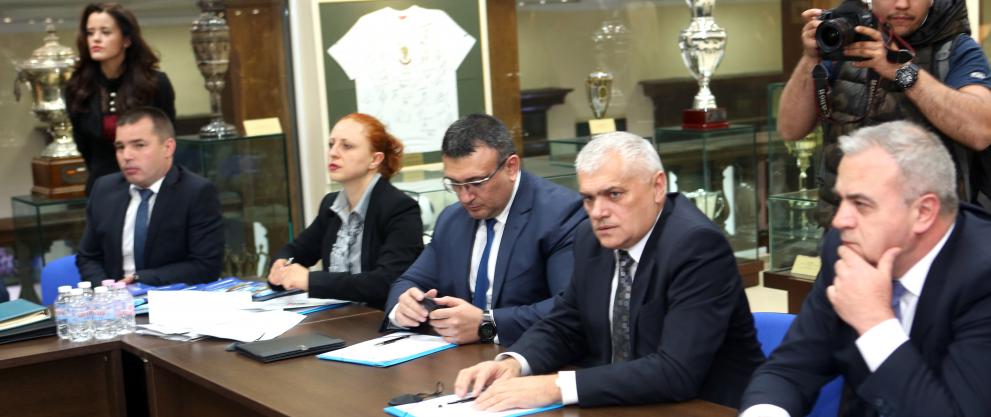  Министерство на вътрешните работи стяга съществено охранителните ограничения по стадионите 