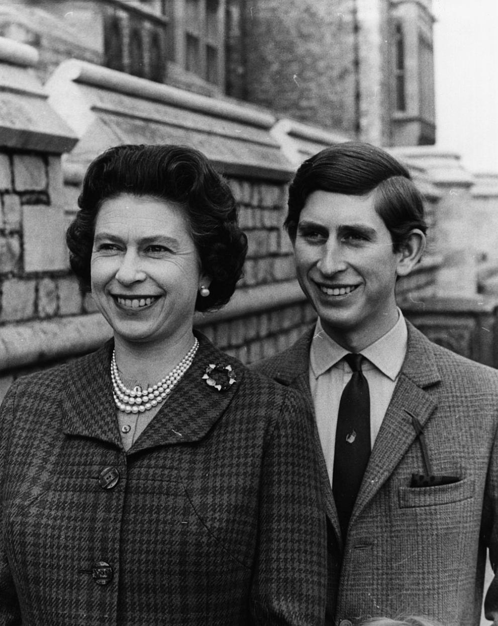 Кралица Елизабет Втора и принц Чарлз в двореца Уиндзор, април 1969 година