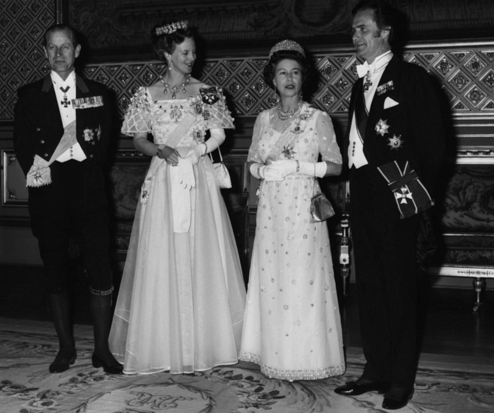 04 Кралица Елизабет Втора и датската кралица Маргарете заедно със съпрузите си принц Филип и принц Хендрик на банкет в двореца Уиндзор, 30 април 1974 година