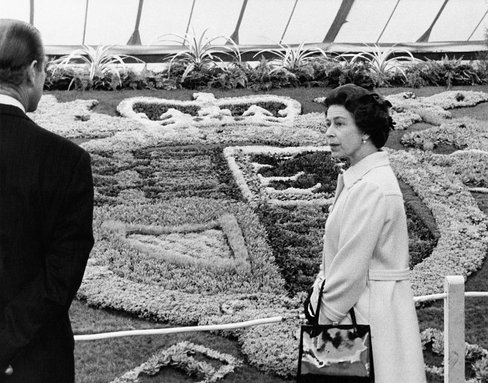 Кралица Елизабет Втора на изложение за цветя в Челси, 19 май 1975 година