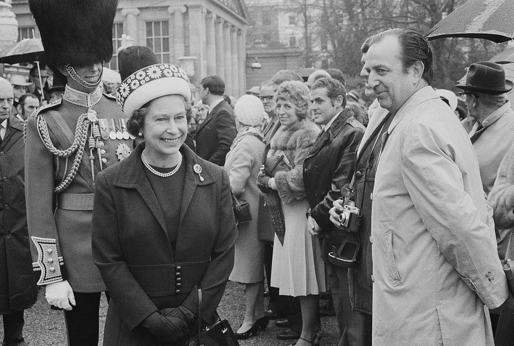Елизабет Втора сред тълпата в Бъкингамския дворец по време на тържествата за нейния сребърен юбилей като кралица на Великобритания, 20 април, 1977 година