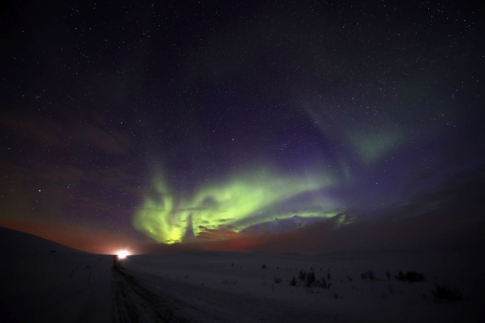 Северното сияние е оптично явление, наблюдавано в небето над полярните райони на Земята.<br />
<br />
Феноменът се образува вследствие на взаимодействието на заредени частици от слънчевия вятър с магнитосферата. Явлението може да се оприличи на поразително красив танц на разноцветни светлини в небето.<br />
<br />
Полярните сияния са в основата на много легенди и митове на северните народи. Викингите вярвали, че сиянията са воини, препускащи на коне през небето, а според ескимосите добри духове палят светлините, за да осветят пътя на мъртвите към отвъдния свят.<br />
<br />
<span style=
