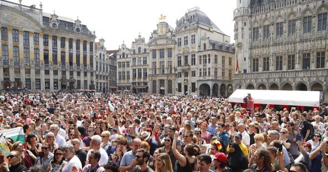 Стотици хора се  включиха в Голямото българско хоро в центъра