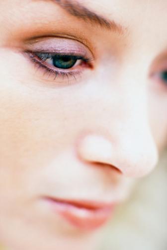  Кожата към очите стартира да се оцветява по друг наичн.  