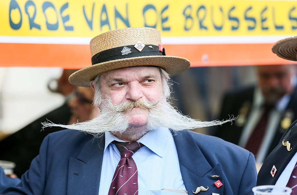 Членове на Ордена на Брюкселския мустак участват в конкурс за най-красивите мустаци на годината в Брюксел, Белгия. Изборът на Мустак на Брюксел е традиционно фолклорно събитие.