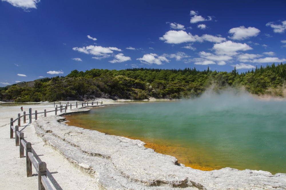 Бонус: В района на езерото, познато като Банята на Дявола, има още десетки атрактивни водни басейни, които привличат посетители с интересния си цвят.