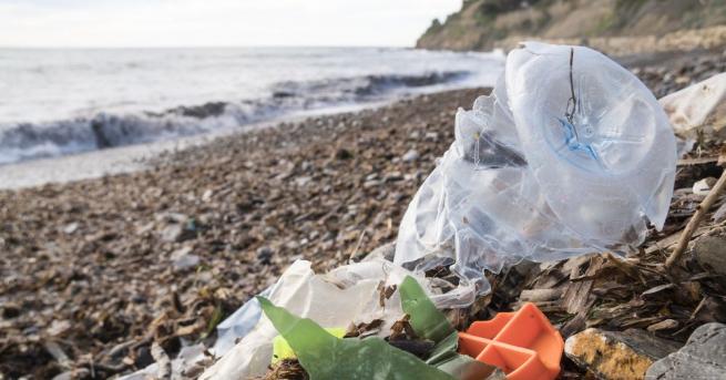 Пластмасови микрочастици във водата в пастата за зъби в душ