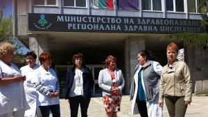 Служители на РЗИ Варна отново излязоха на протест