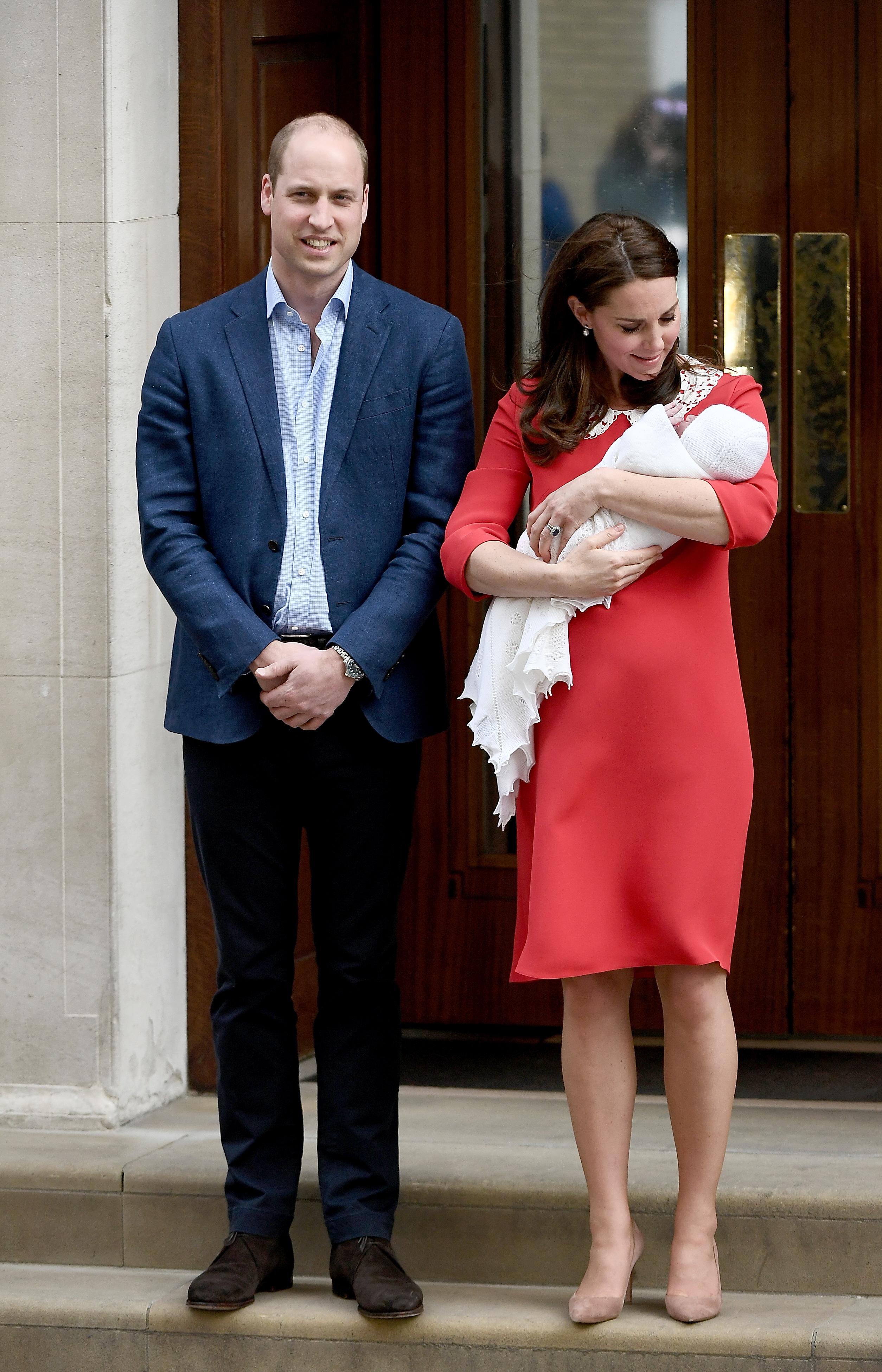 Херцогинята на Кеймбридж Катрин роди момче в 11 ч. местно време. Бебето и майката са в добро здраве. Бебето тежи 3,827 кг и е третото дете в семейството на херцогинята и принц Уилям, който е присъствал по време на раждането. Няколко часа след раждането, Кейт и принц Уилям напуснаха болницата с новороденото момченце.