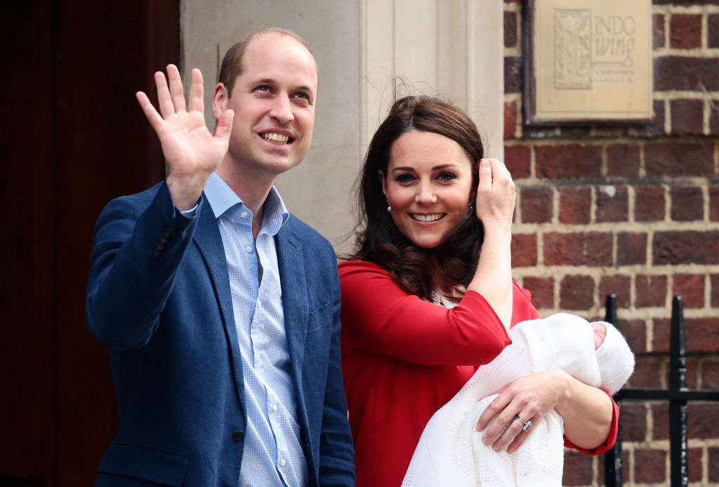 Кейт Мидълтън и принц Уилям показаха новия член на семейството. Момченцето проплака за първи път в 11.01 ч. местно време в лондонската болница "Сейнт Мери". Това е третото дете на херцогинята на Кеймбридж и британския престолонаследник.