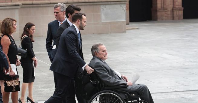 Бившият американски президент Джордж Буш баща е приет в болница в