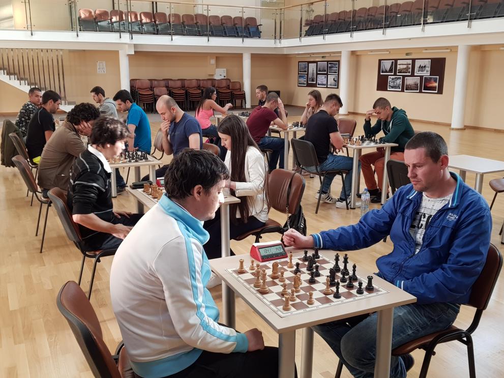 18 студенти от три висши училища се включиха в настоящото издание на турнира по шахмат,