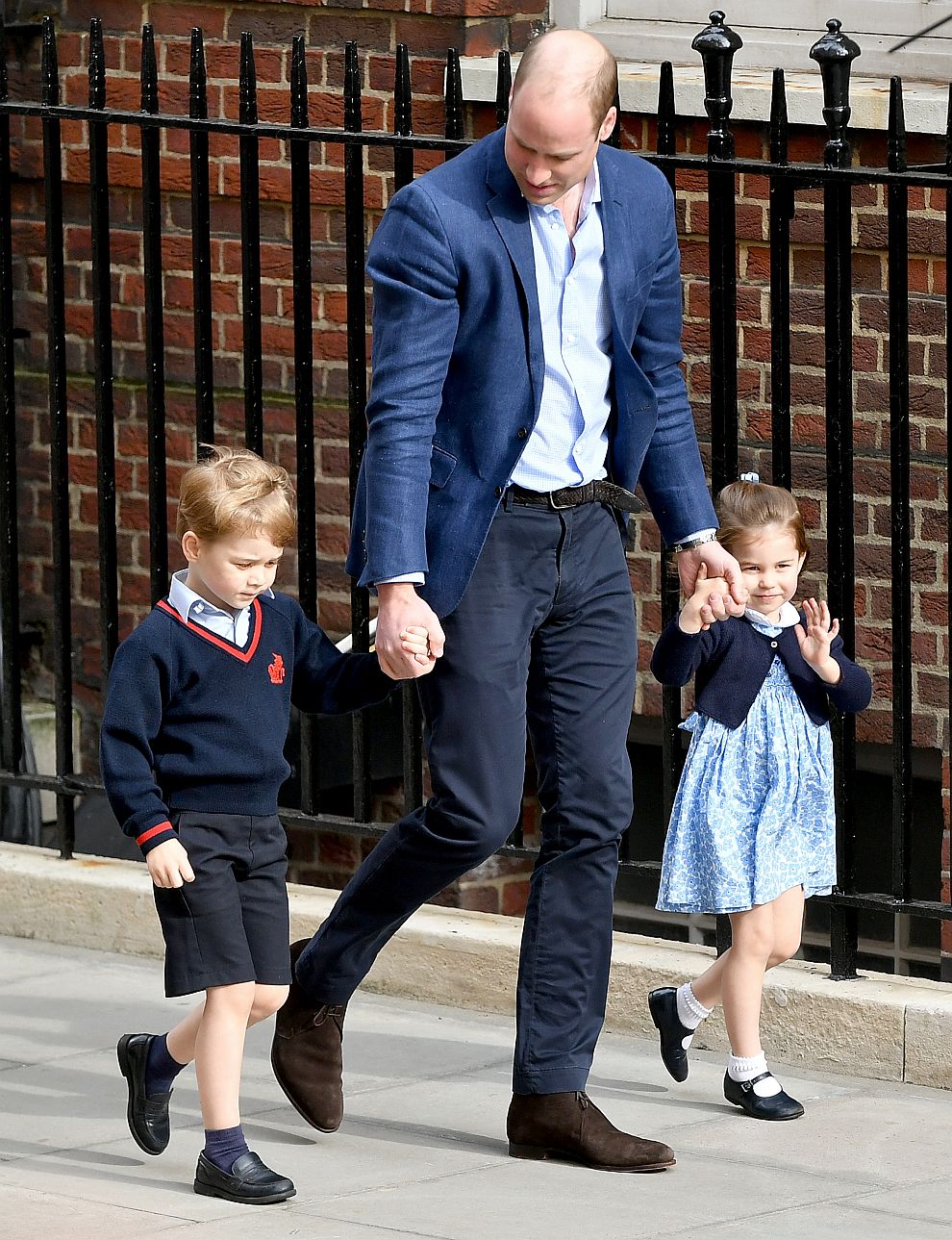 Принц Джордж и принцеса Шарлот придружават татко си Уилям в болницата „Сейнт Мери“, където на 23 април се роди по-малкото им братче