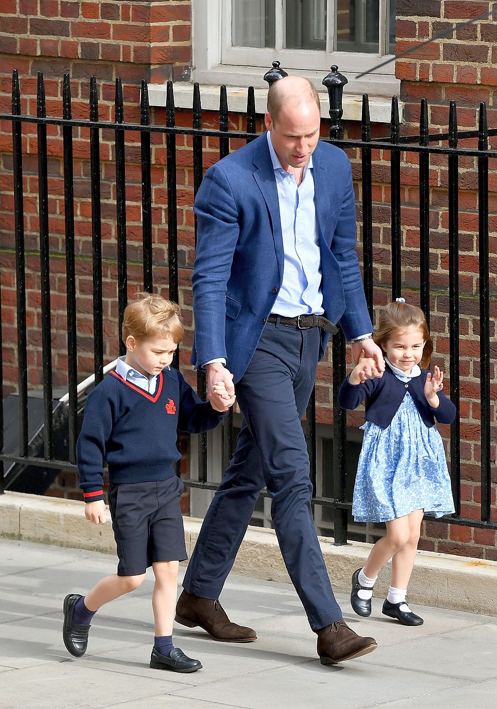 Принц Джордж и принцеса Шарлот придружават татко си Уилям в болницата „Сейнт Мери“, където на 23 април се роди по-малкото им братче