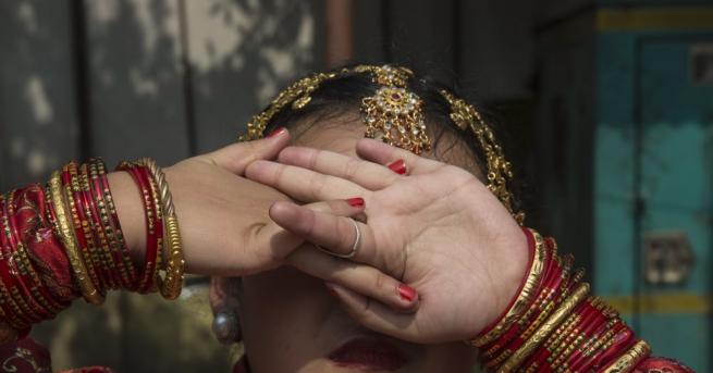 Група млади момичета в традиционни за Непал сватбени рокли се