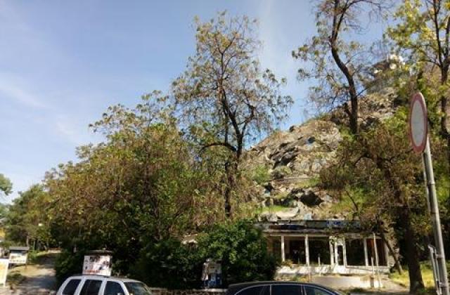 Събарят бивша култова сладкарница в Центъра