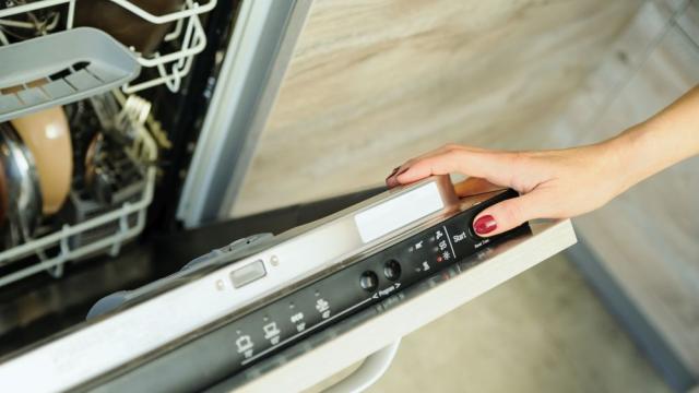 10 кухненски предмета, които не трябва да попадат в съдомиялната