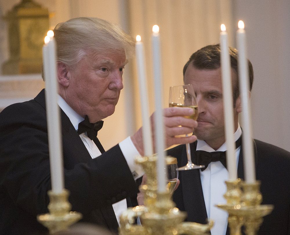 Американският президент Доналд Тръмп и съпругата му Мелания посрещнаха френския държавен глава Еманюел Макрон и първата дама Брижит на вечеря в Белия дом