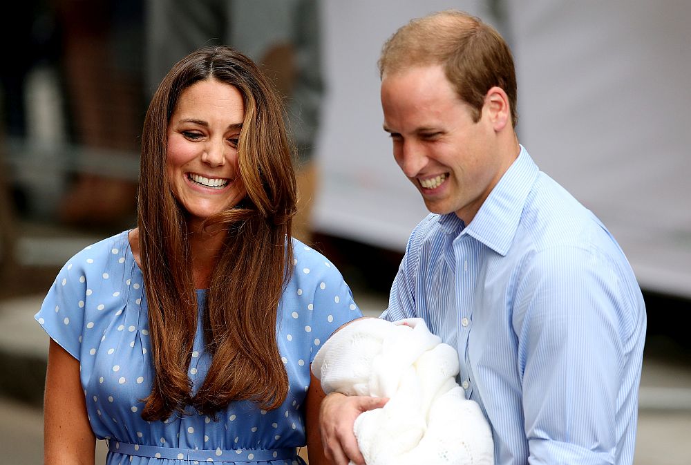 Принц Джордж се роди на 22 юли 2013 година, а ден по-късно той се прибра у дома. При изписването му Кейт беше облечена в нежна синя рокля на бели точки.