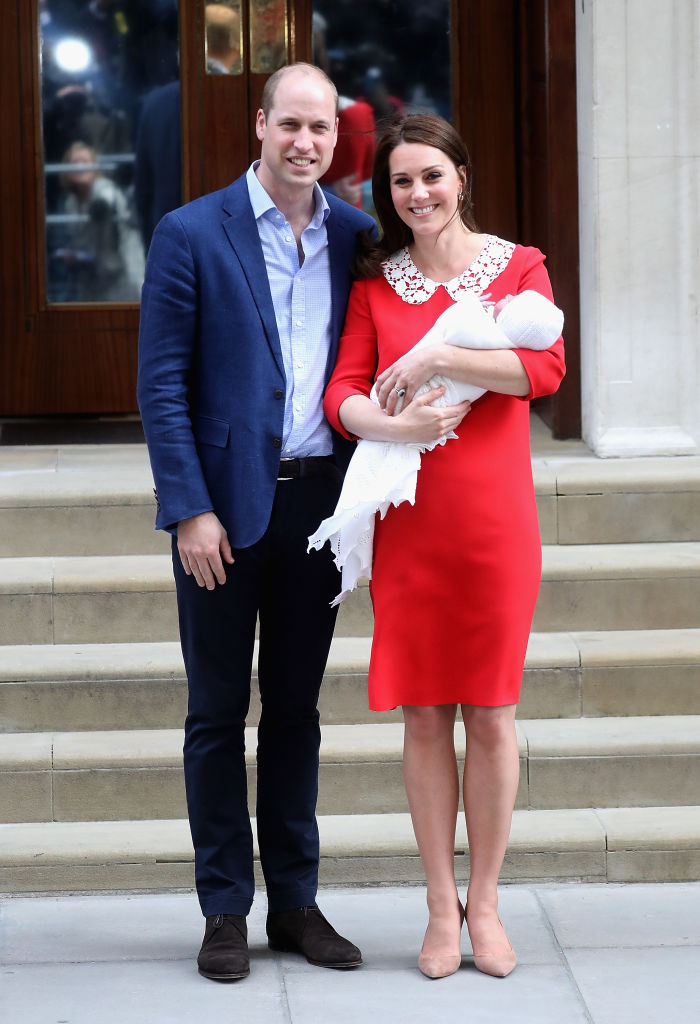 За изписването на третото кралско бебе Кейт  Мидълтън бе избрала червена рокля до коляното на Jenny Pakham с бяла дантелена яка.