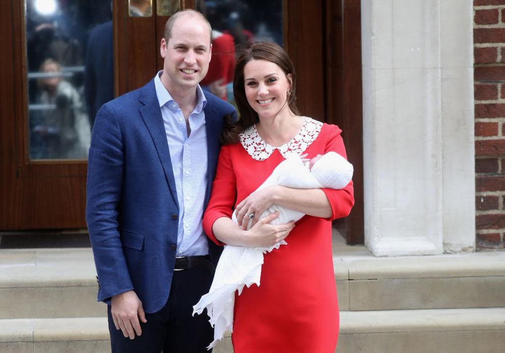 За изписването на третото кралско бебе Кейт  Мидълтън бе избрала червена рокля до коляното на Jenny Pakham с бяла дантелена яка.