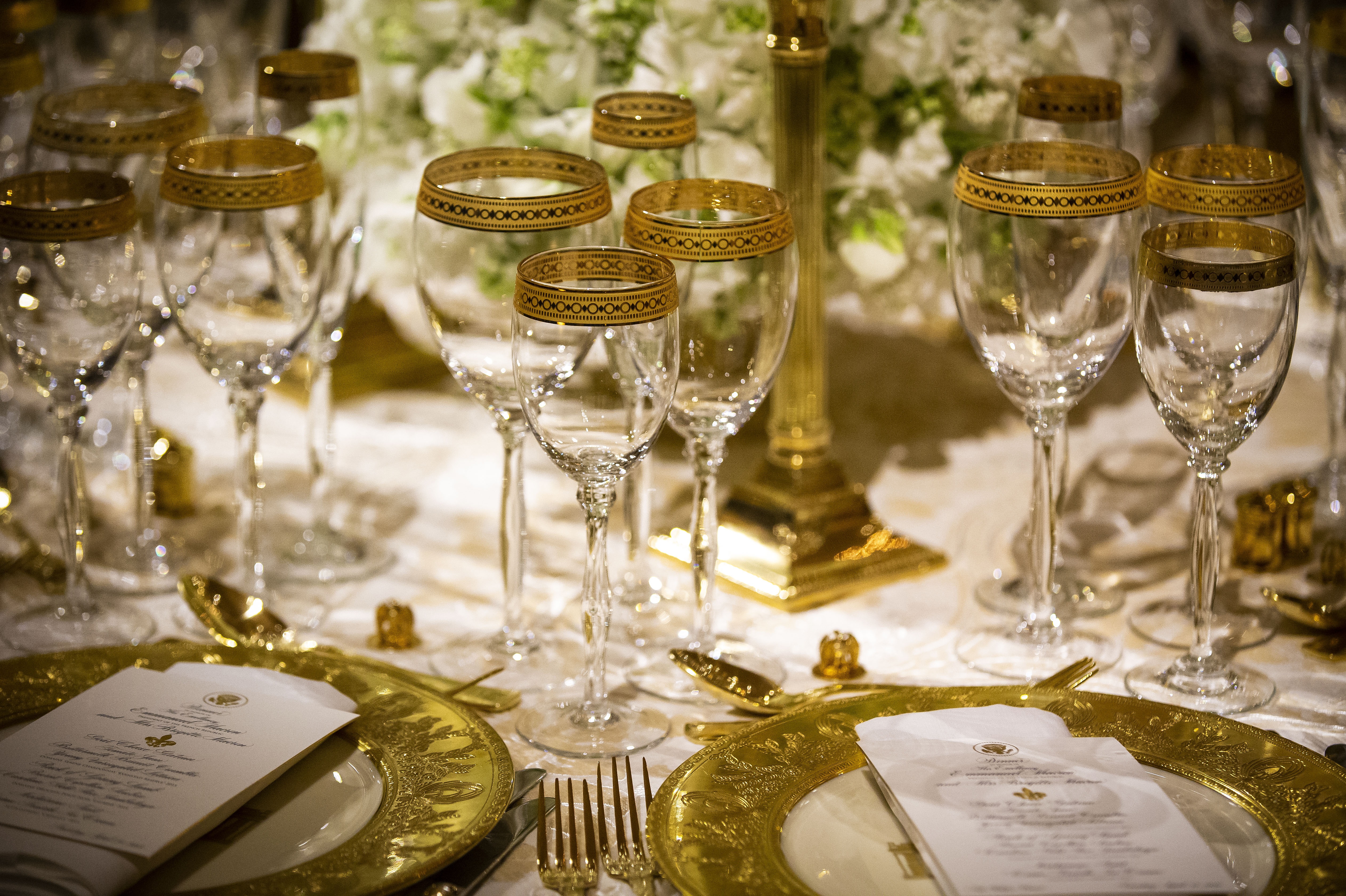 За кратко репортери бяха допуснати до залата, в която се проведе вечерята. Те бяха посрещнати от изящно подредени маси – златни чаши за вино, златни свещници, златни столове, ситуирани около масите,украсени с изящни цветя в бяло и зелено