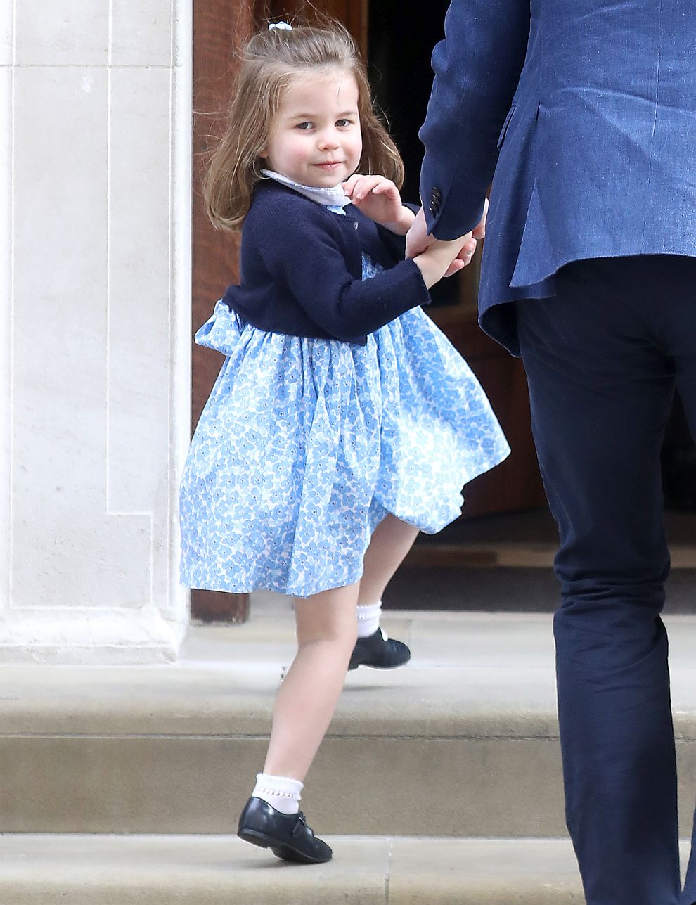 Принцеса Шарлот на събралите се фенове на кралското семейство пред болинцата "Сейнт Мери", където преди часове се е родил по-малкият ѝ брат