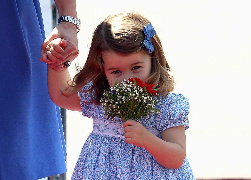 Принцеса Шарлот е очарователна с цветния си букет в Берлин