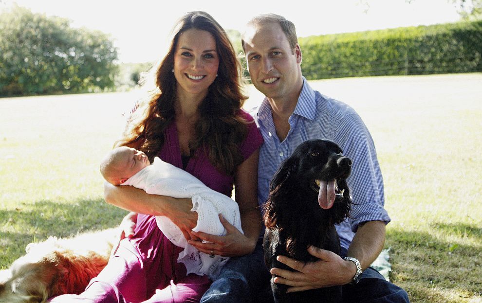Малкият принц Джордж с мама, татко семейният домашен любимец Лупо