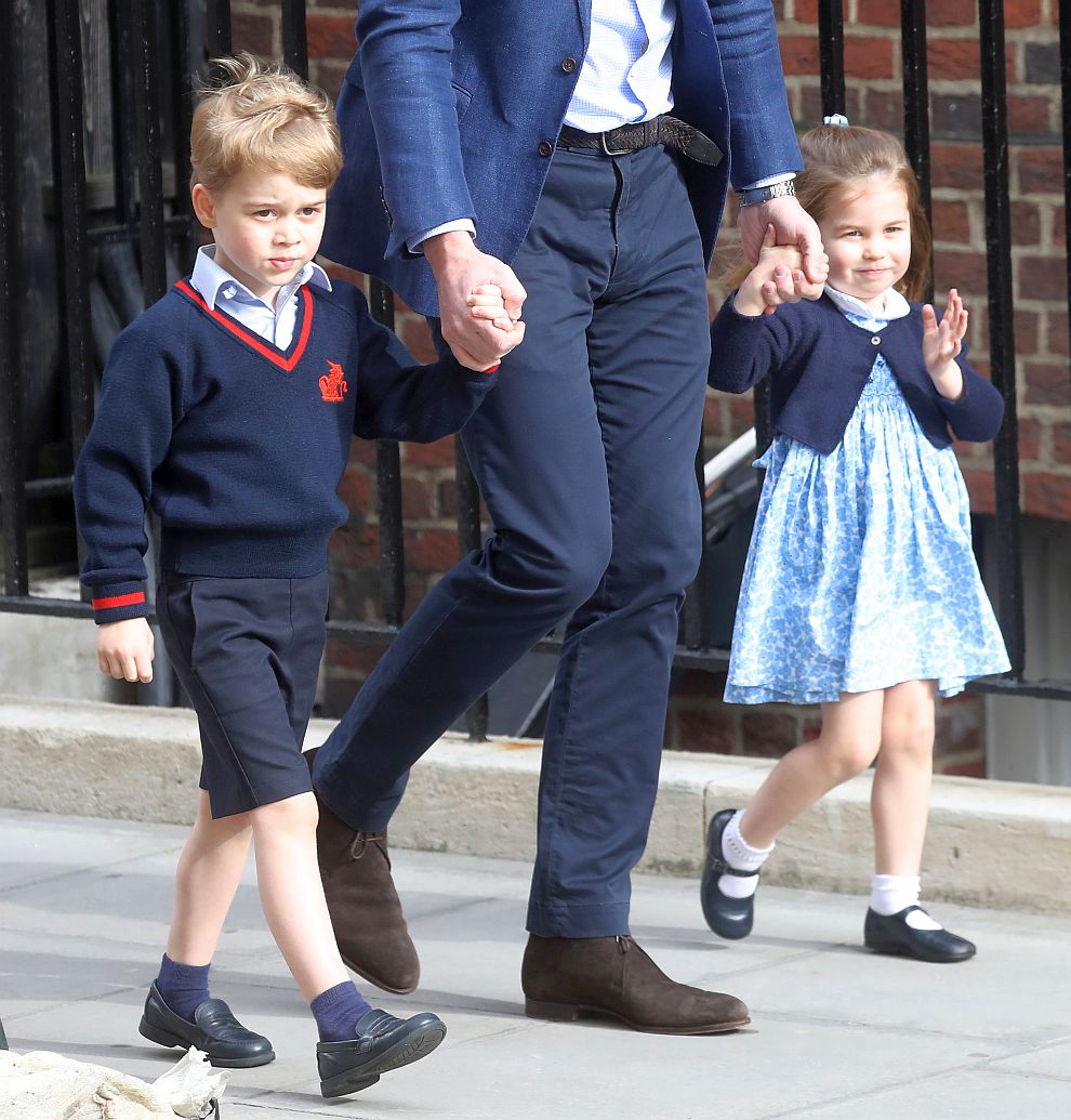Принц Джордж и принцеса Шарлот пред болницата 