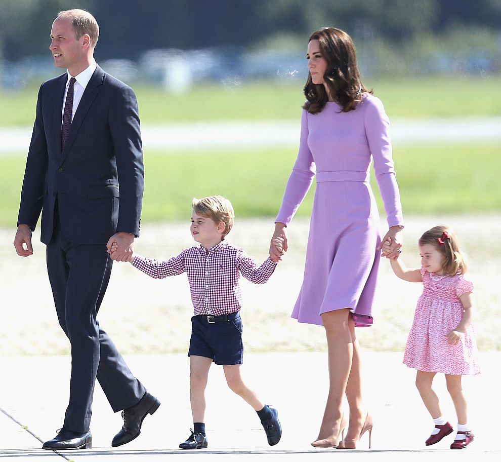 Принц Джордж и принцеса Шарлот с родителите си принц Уилям и херцогиня Катрин в Хамбург