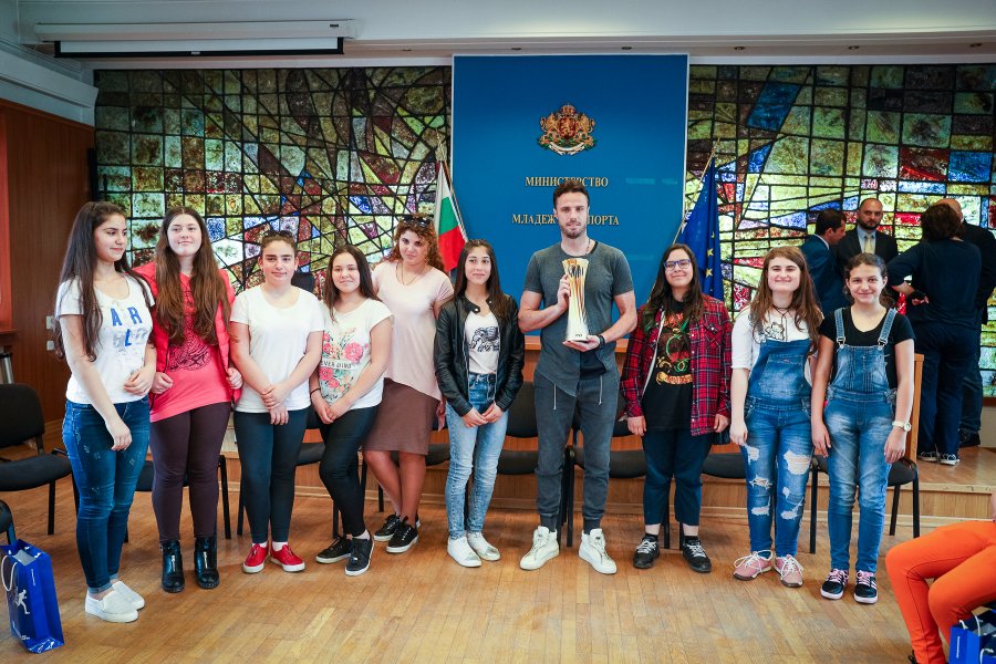 Министър Кралев показа на ученици от Вълчи дол световната купа1