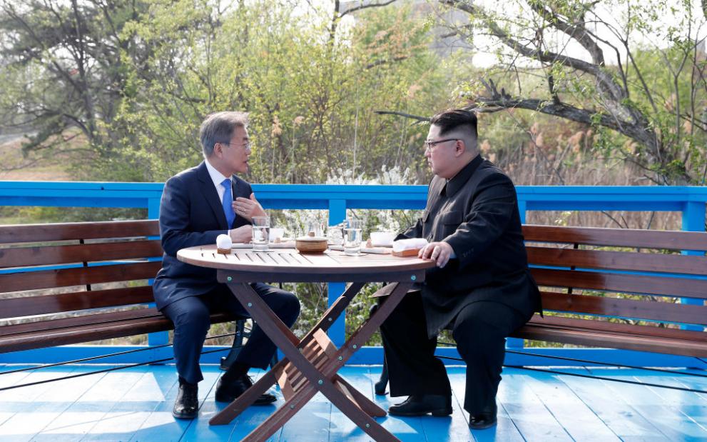 Южнокорейският президент Мун Дже-ин (л) е убедил севернокорейския лидер Ким Чен-ун да се съгласи предстоящата среща с американския президент да се състои в демилитаризираната зона между двете Кореи