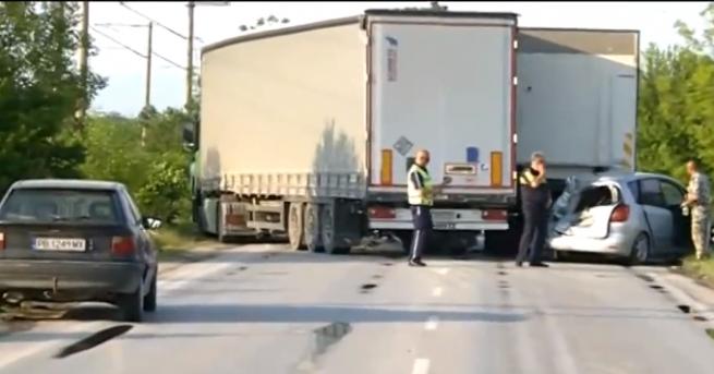 Пътна блокада край Пловдив, заради тежка катастрофа между 3 камиона
