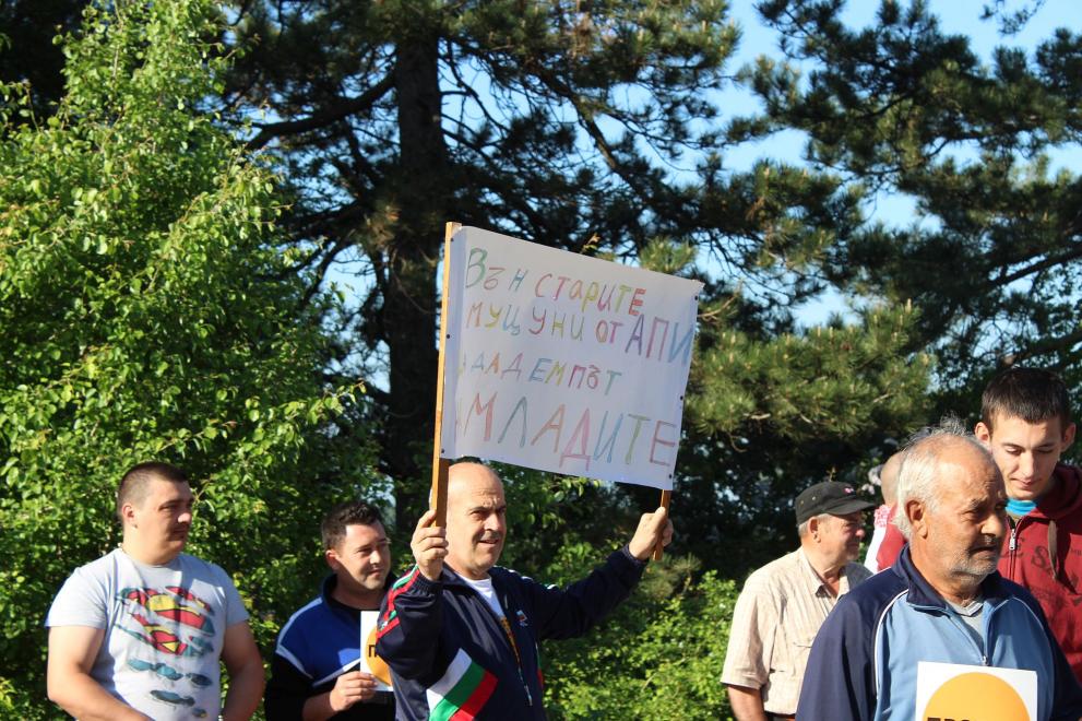 В Кубрат си нарисуваха протестни пешеходни пътеки с надпис „Марс“