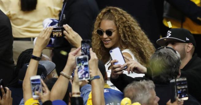 Певицата Бионсе и съпругът й Джей Зи посетиха баскетболен мач