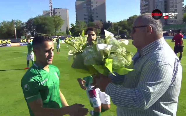 Двама играчи на Берое получиха цветя за рождените си дни