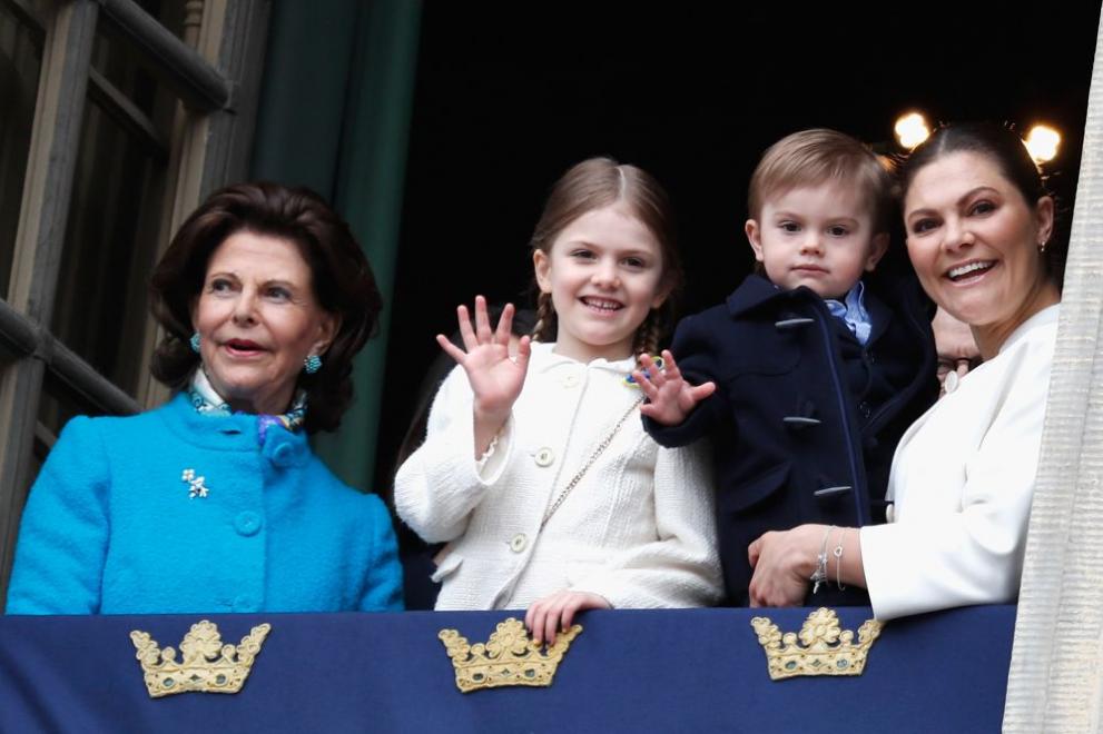  Киселата физиономия на дребния шведски принц разсмя обществените мрежи 