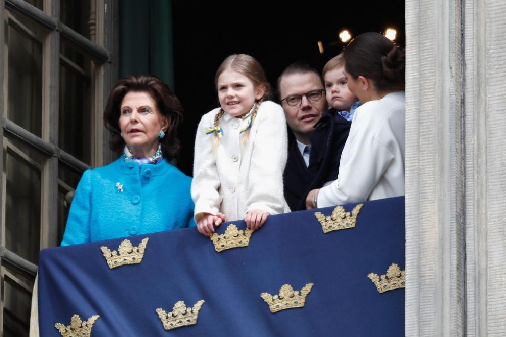 Киселата физиономия на малкия шведски принц разсмя социалните мрежи
