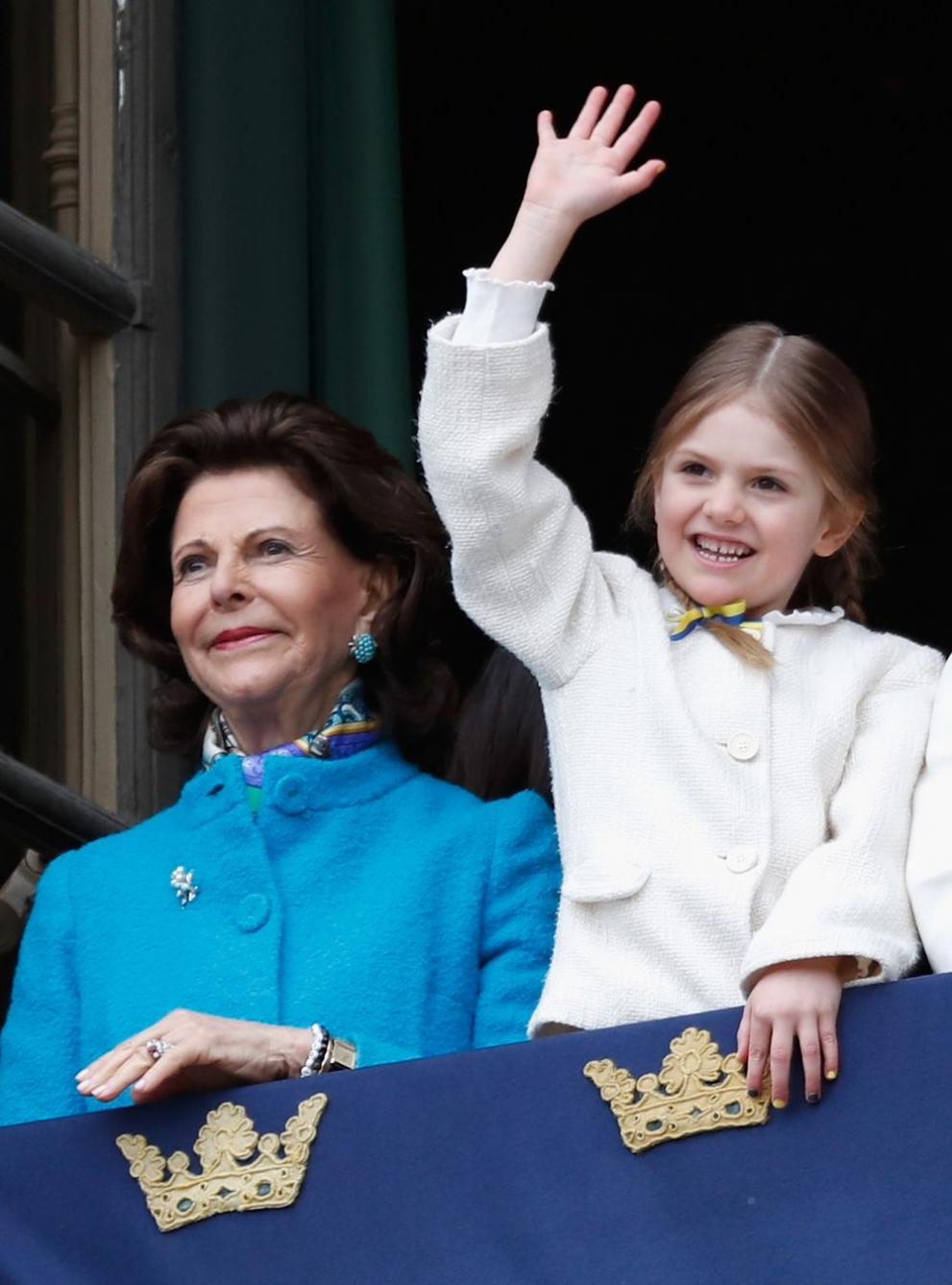  Киселата физиономия на дребния шведски принц разсмя обществените мрежи 