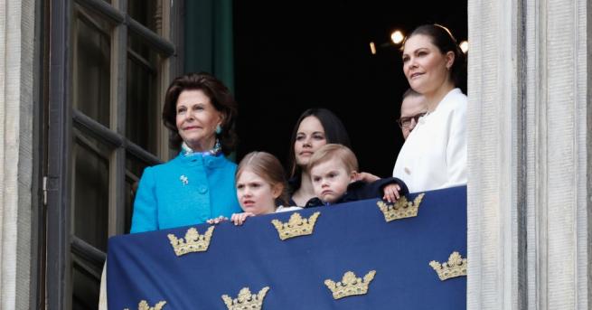 Киселата физиономия на малкия шведски принц разсмя социалните мрежи Кралското