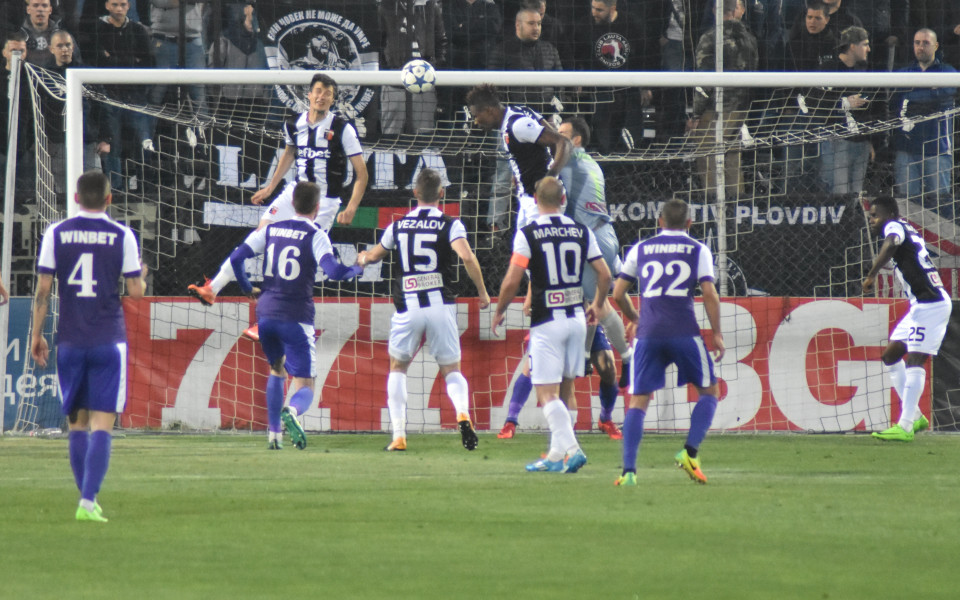 Локомотив Пловдив и Етър играят при 0:0 в първи плейофен