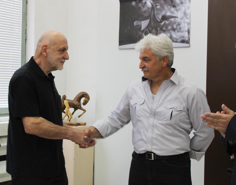 Машинен инженер подреди изложба дървопластика в отдел „Изкуство“ на библиотеката