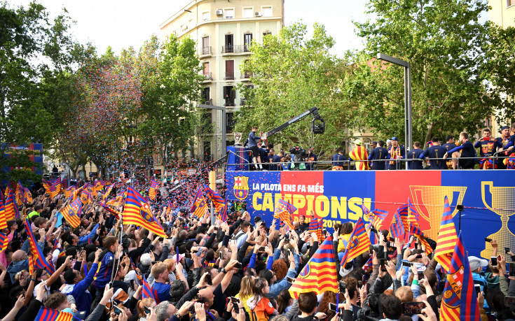 Купон, щастие и малко тъга: Барса показа трофеите си