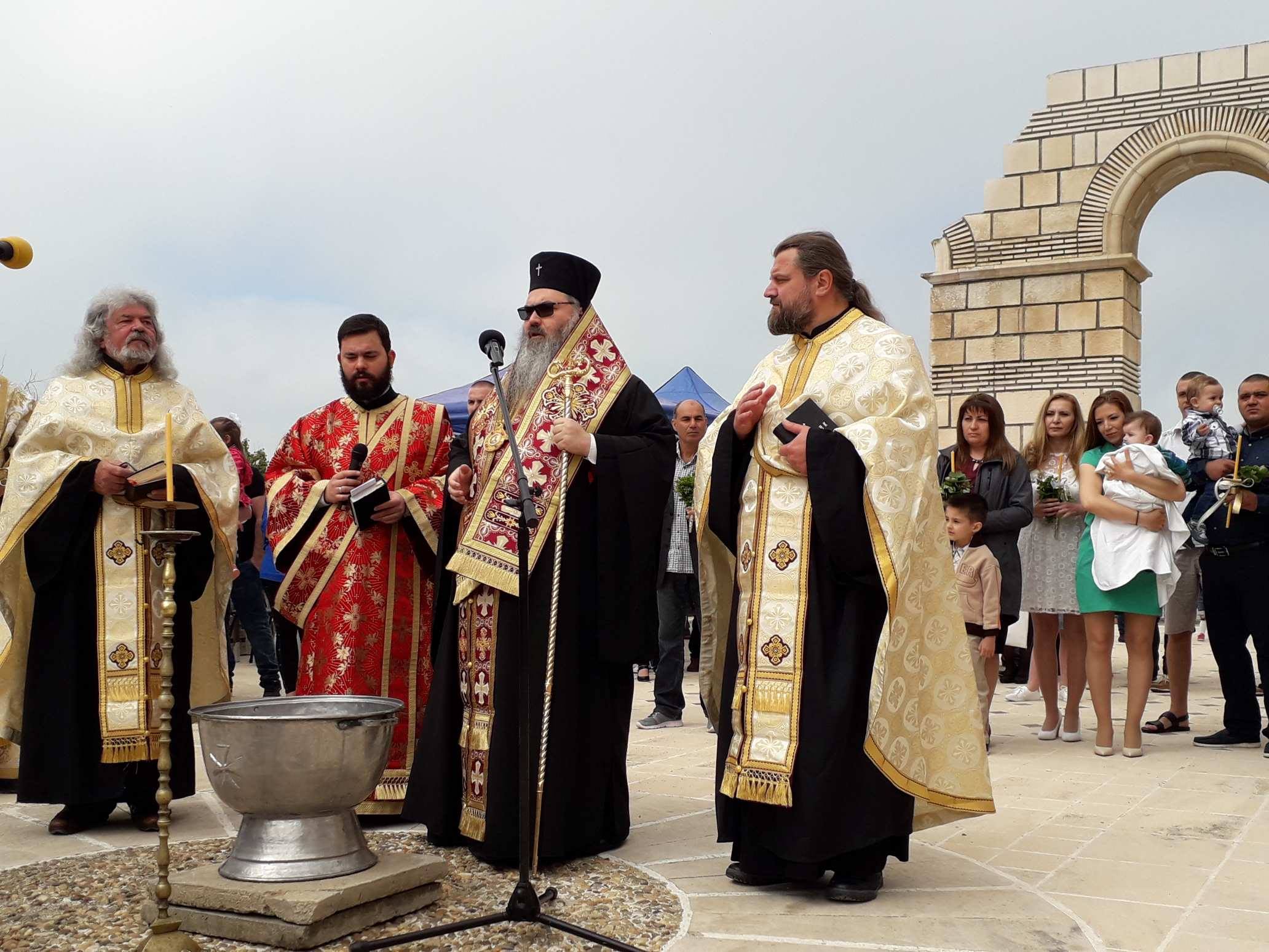 Варненският и Великопреславски митрополит Йоан извърши ритуала.