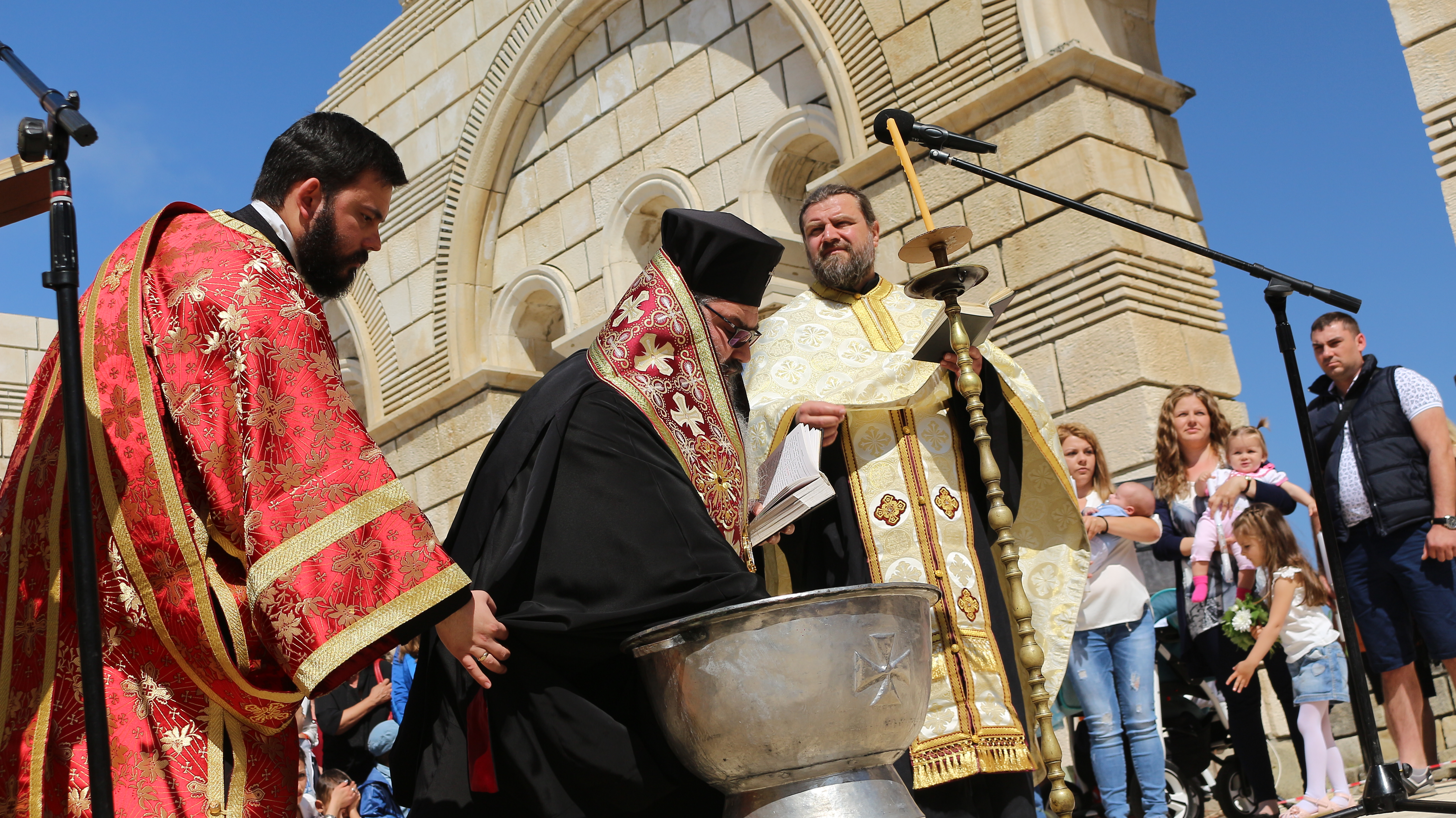 Варненският и Великопреславски митрополит Йоан извърши ритуала.