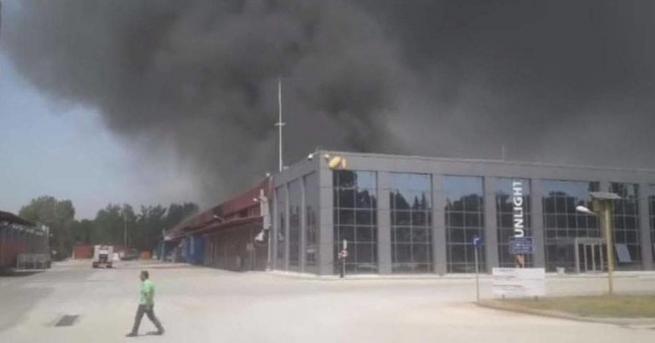 Огромен и токсичен пожар затрудни пожарникарите в северния град Ксанти.