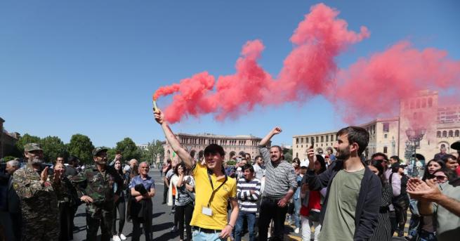 Арменската столица Ереван е парализирана от десетки хиляди привърженици на