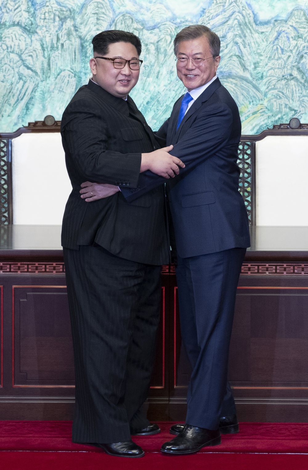 Тук няма целувка, но снимката е историческа.  Южнокорейският президент Мун Дже-ин и севернокорейския лидер Ким Чен-ун в топла прегръдка.<br>
 